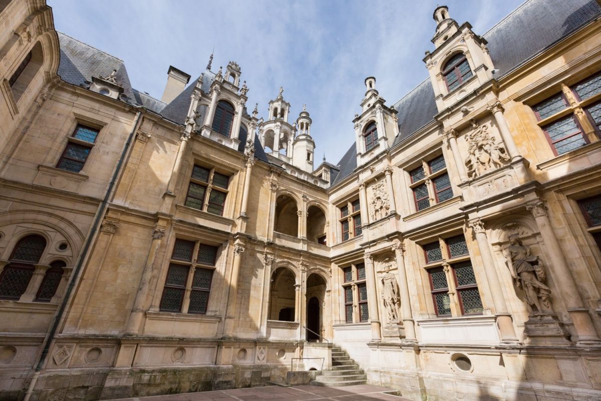 Cour de l'hôtel d'Escoville, Caen