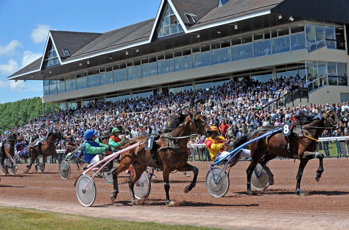 Course de chevaux à l'hippodrome de Caen