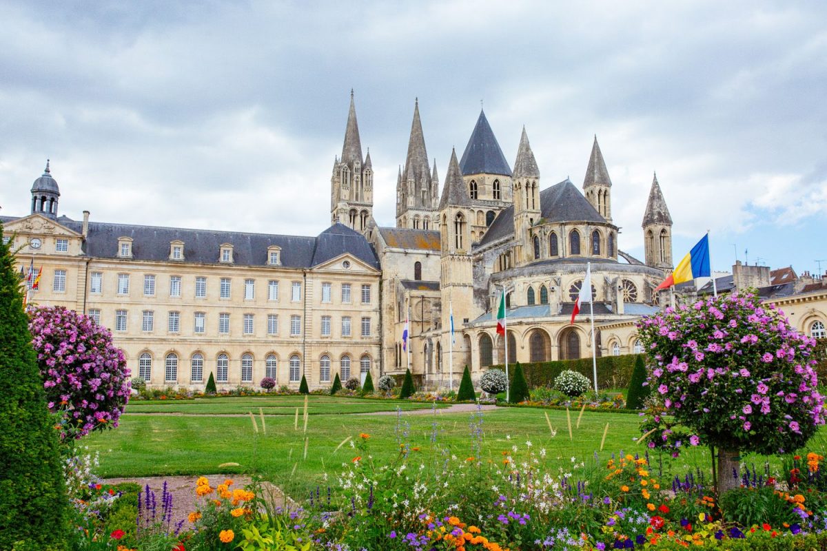 L'Abbaye aux Hommes et son jardin en fleurs à Caen