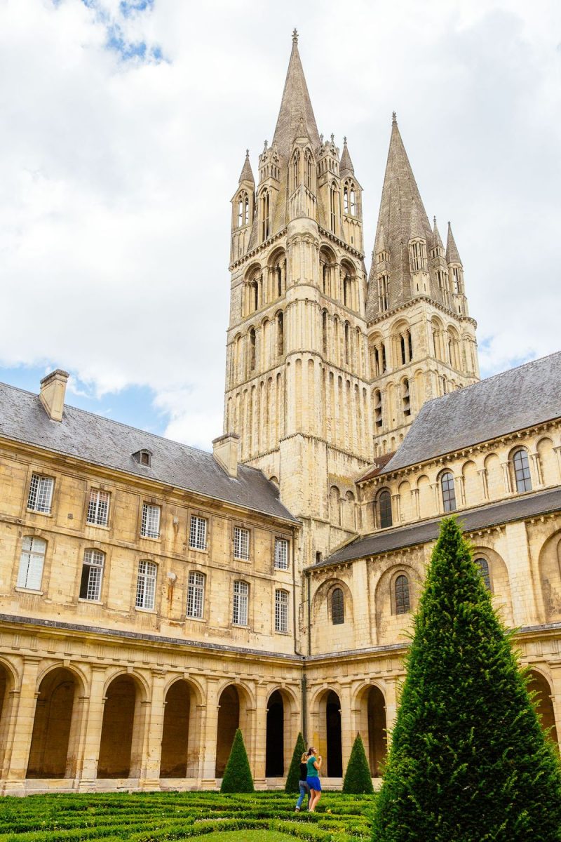 Promenade dans le jardin de l'Abbaye aux Hommes