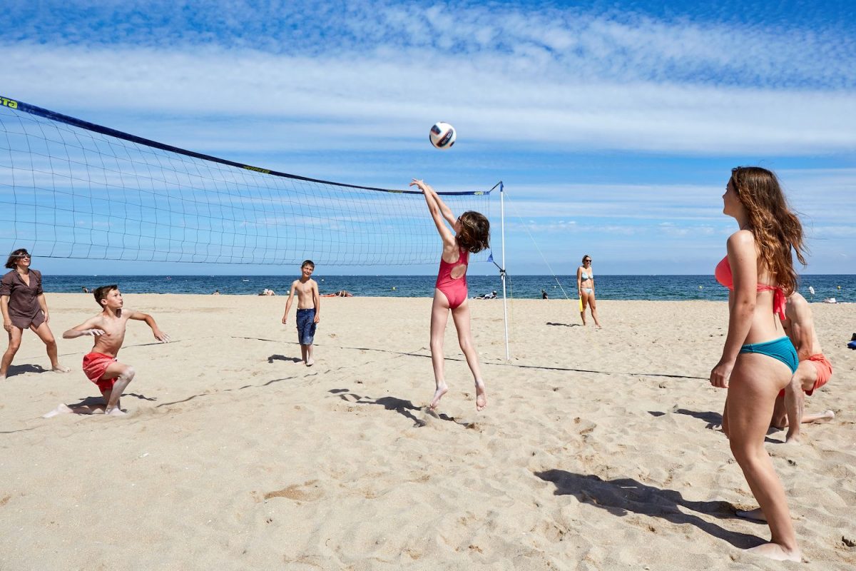 Jouer au volley sur la plage de Ouistreham