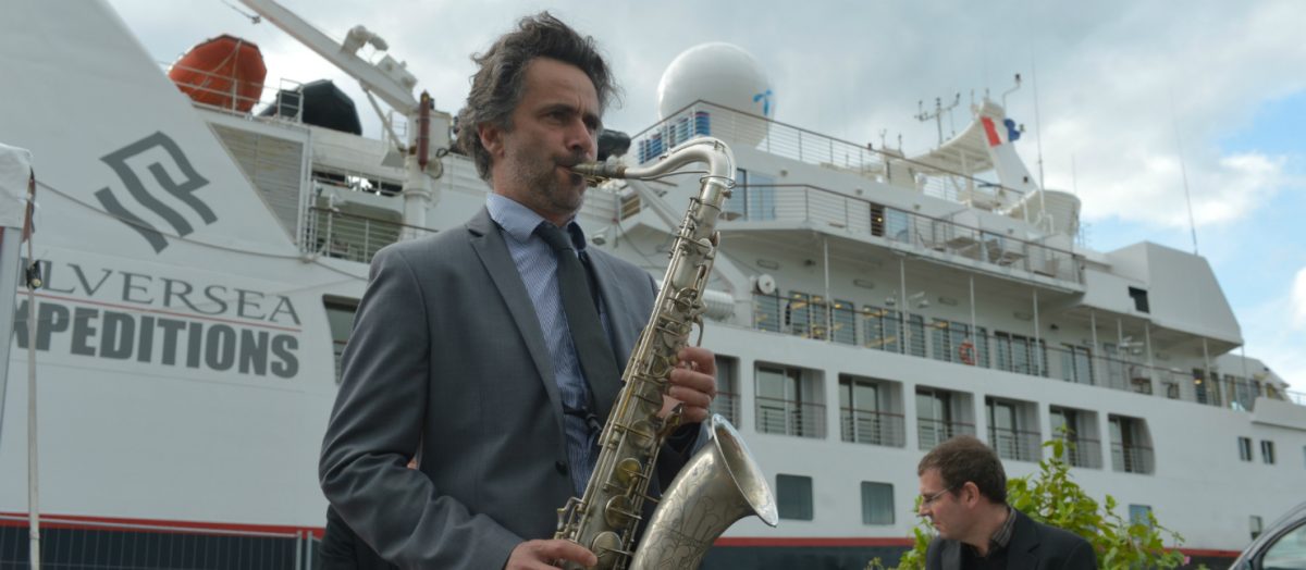 Saxophone devant un paquebot, croisière à Caen la mer
