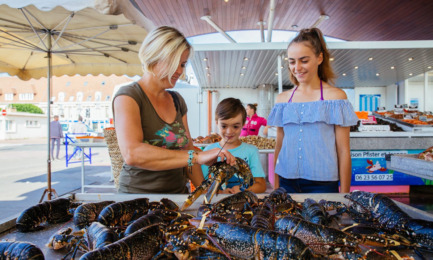 dans l ambiance du marche aux poissons de ouistreham riva bella office de tourisme et des congres de caen la mer