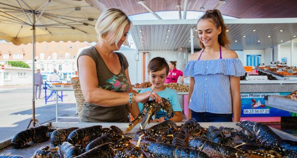 Dans l’ambiance du marché aux Poissons de Ouistreham Riva-Bella