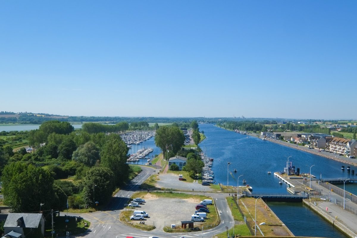 Vue sur le port de Ouistreham depuis le Phare