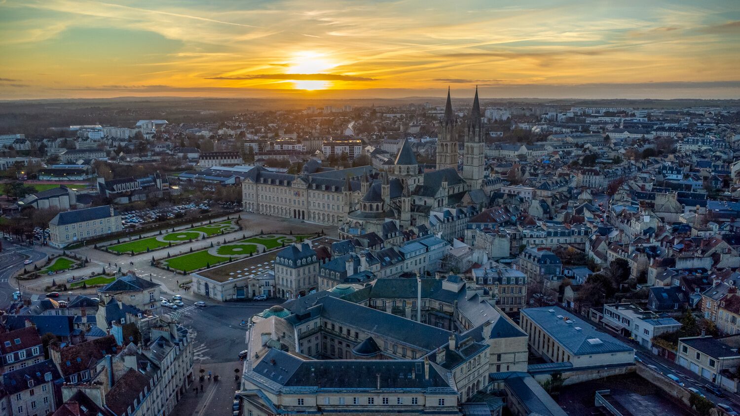589237-coucher_de_soleil_sur_la_ville_de_caen-photographie_aerienne_par_cerf-volant_-fabien_potel_www-airkapture-fr-1500px