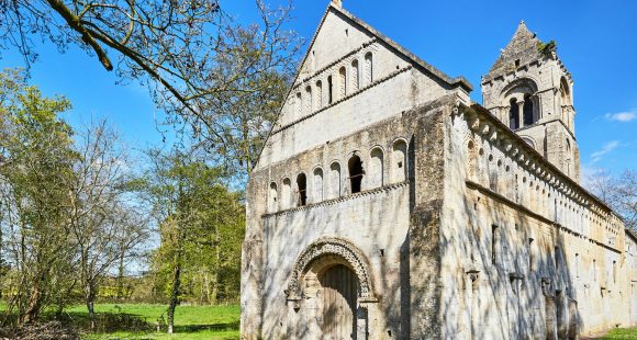 Autour de la vieille église de Thaon