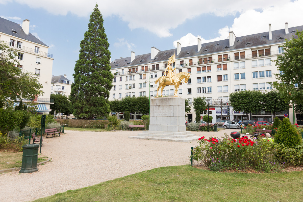 Statue Jeanne d'Arc, place de la Résistance à Caen