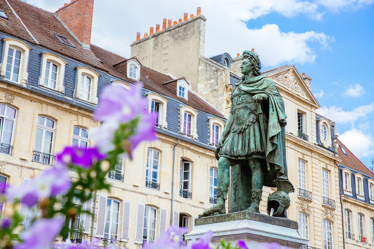 Statue Louis XIV avec fleur, place Saint-Sauveur