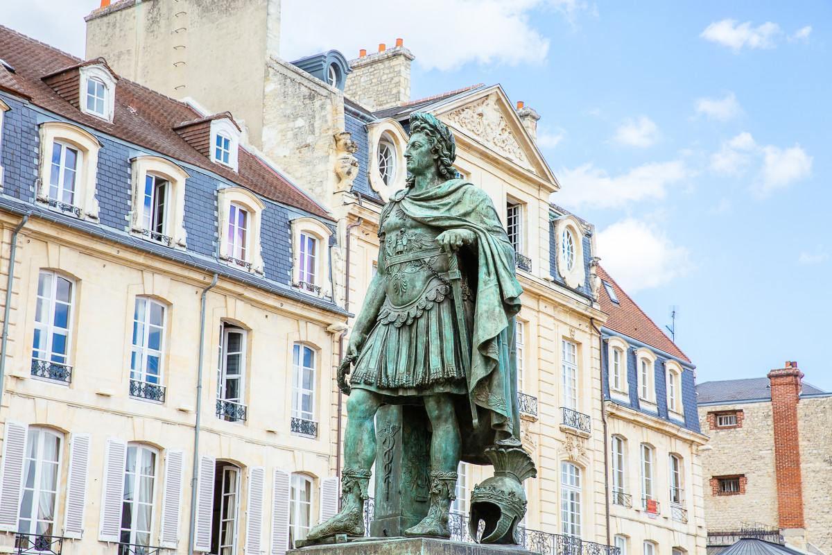 Statue Louis XIV, Place Saint-Sauveur