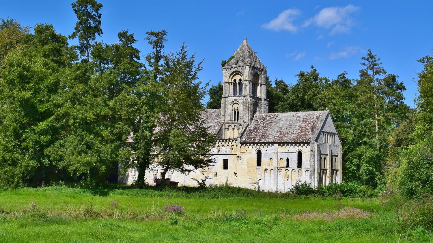 Autour de la vieille église de Thaon