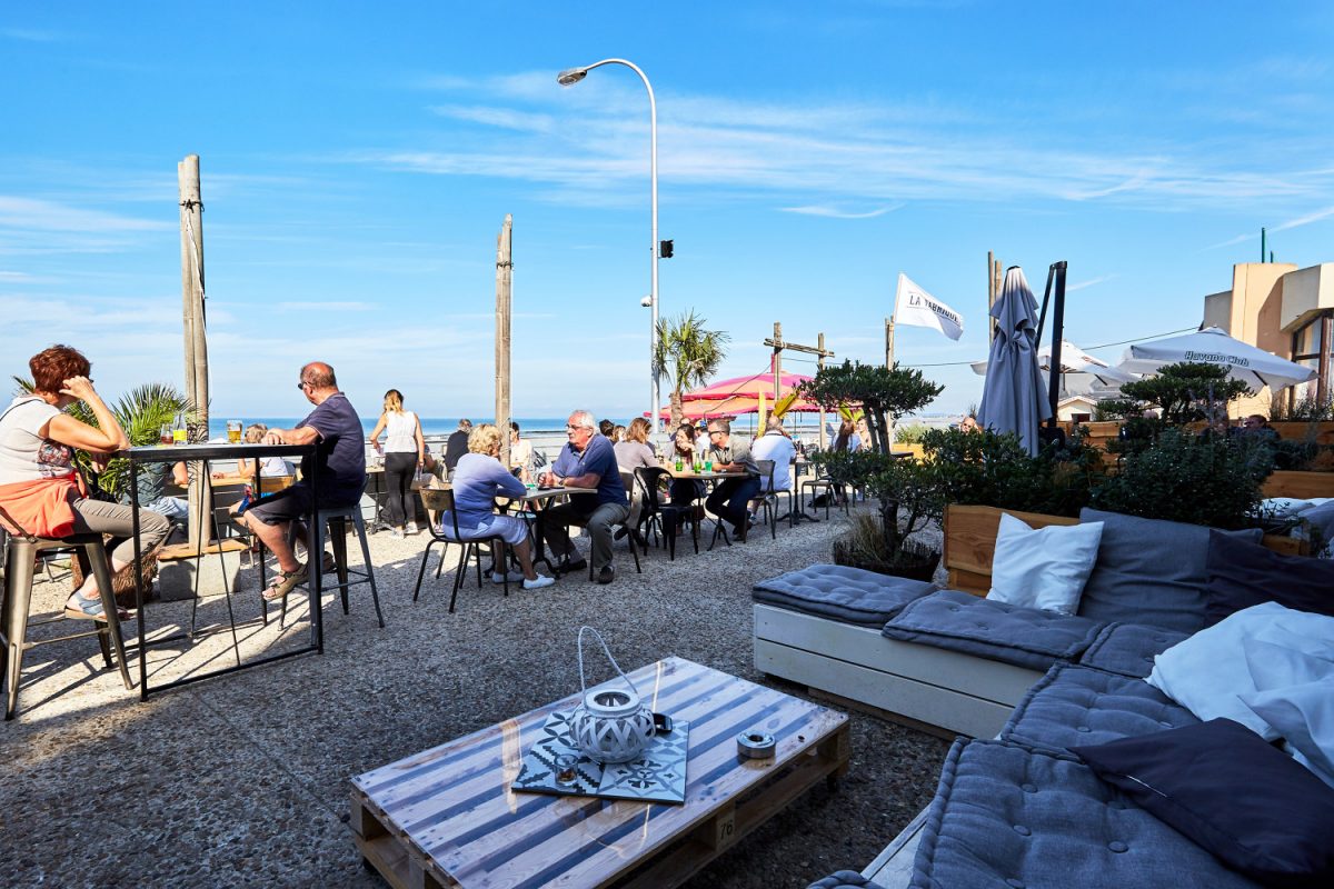Terrasse du bar-restaurant la Fabrique à Lion-sur-mer