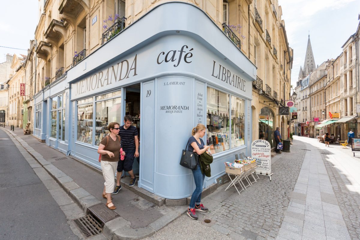 Vitrine de la librairie Memoranda à Caen