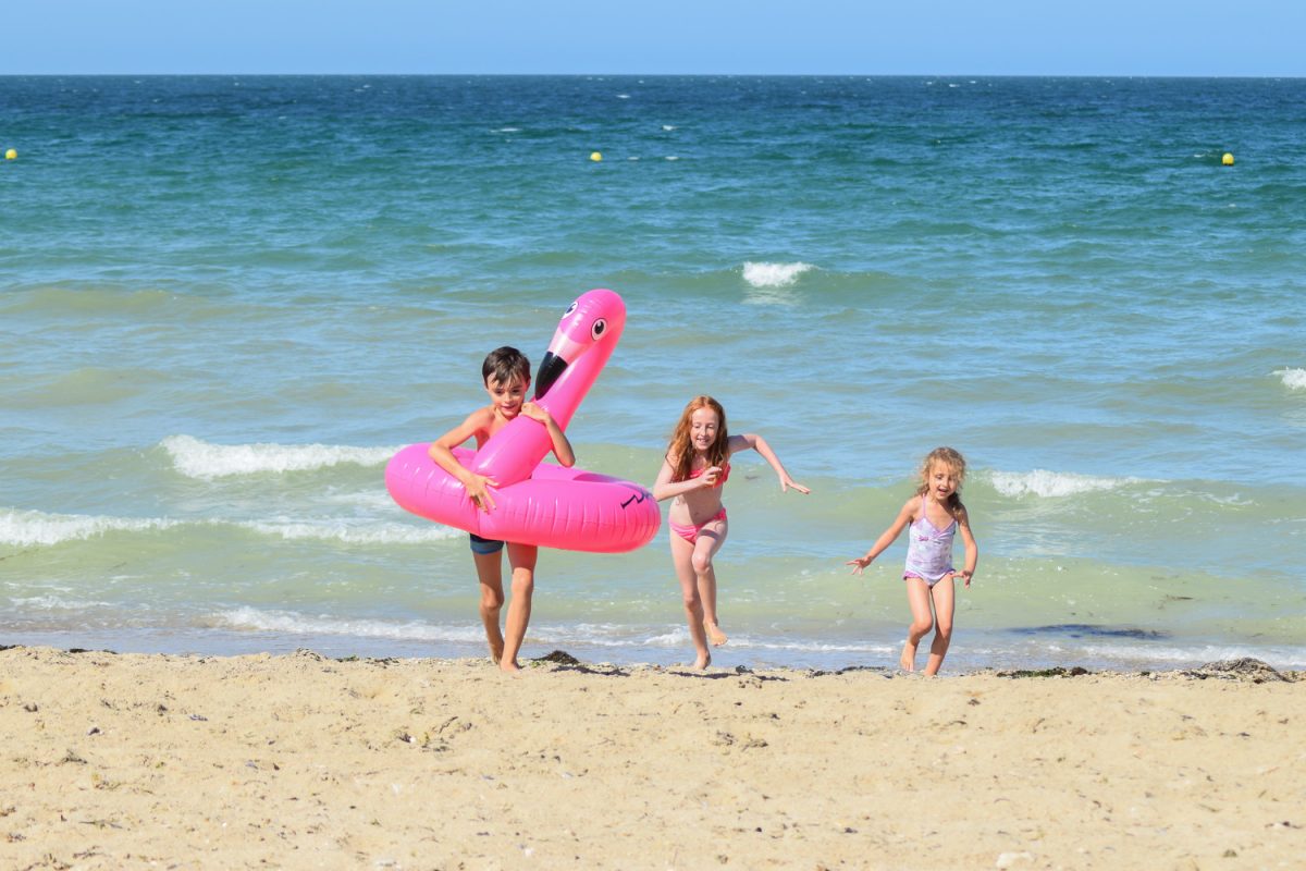 Enfants sur la plage Caen la mer