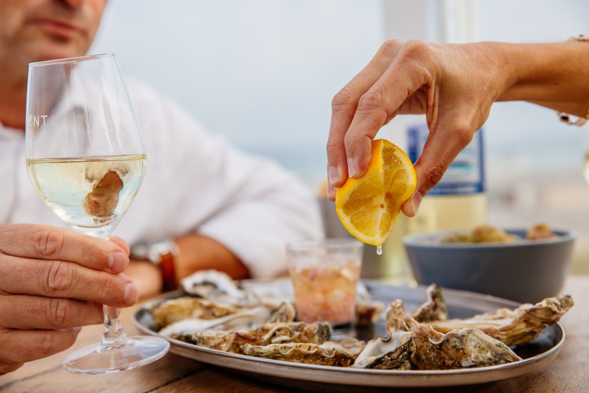 Dégustation de fruits de mer à la plage