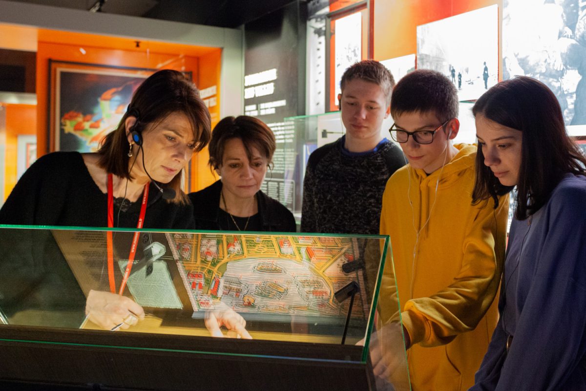Visite en famille au Mémorial de Caen