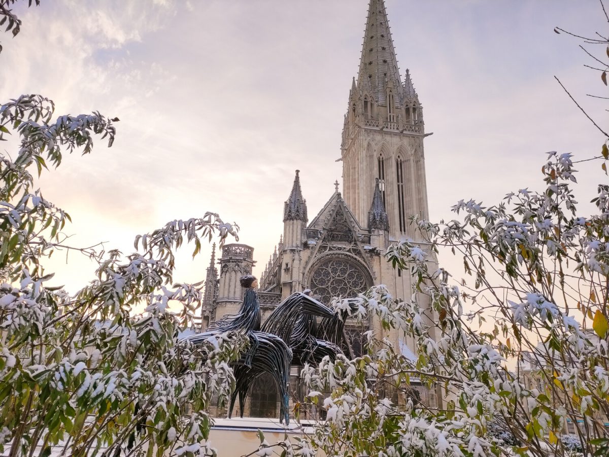 Statue de Guillaume sous la neige à Caen