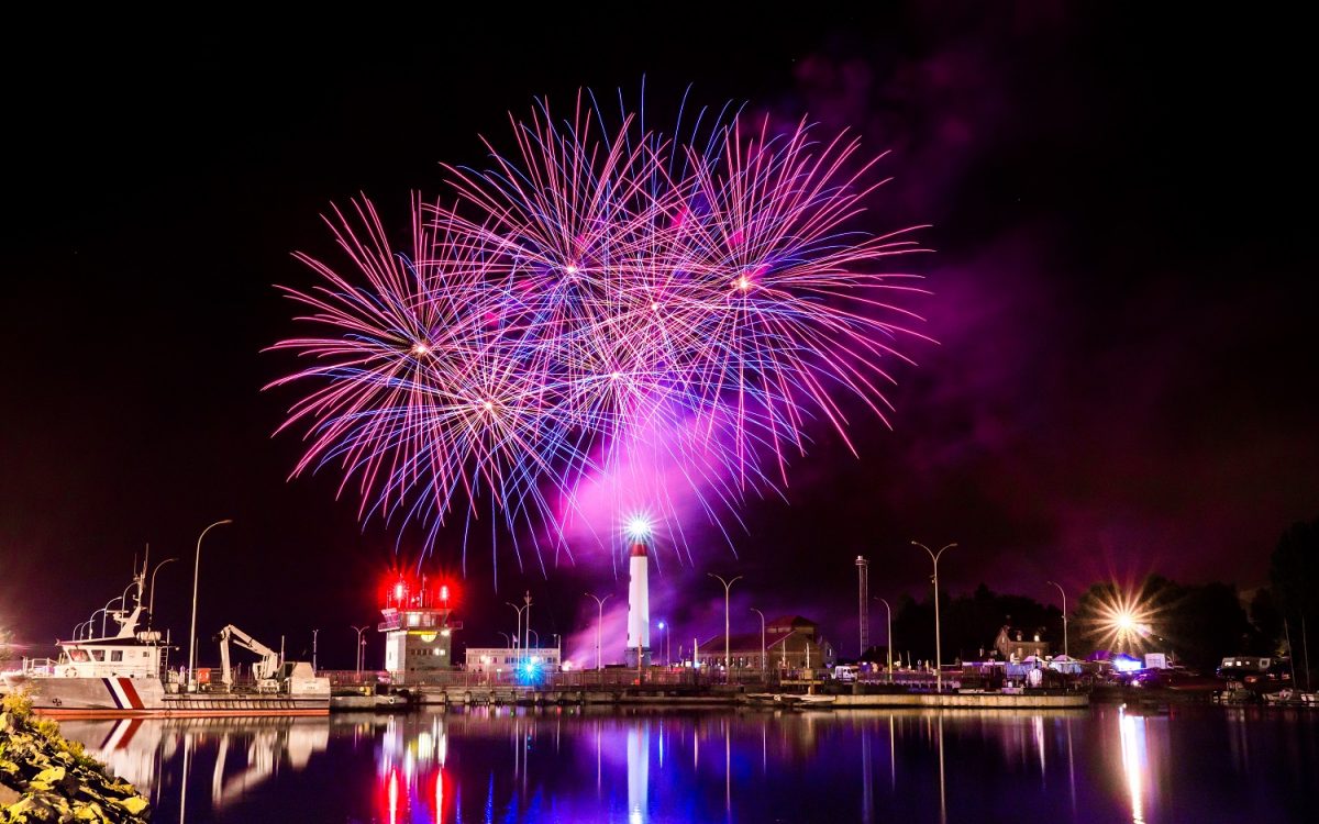 Un feu d'artifice sur la plage de Ouistreham.