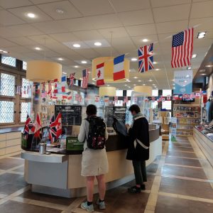 Accueil du BIT de Caen pavoisés pour le D-Day