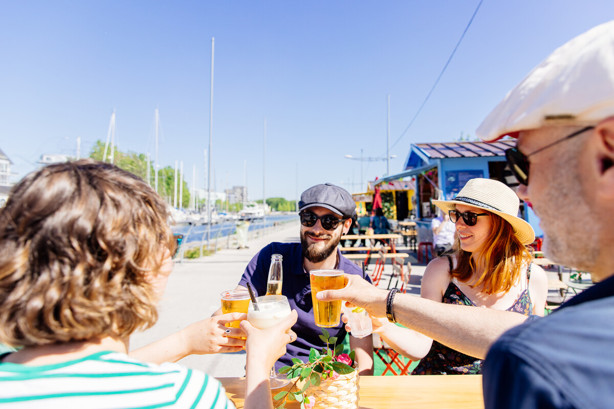 Boire un verre sur le port de plaisance de Caen