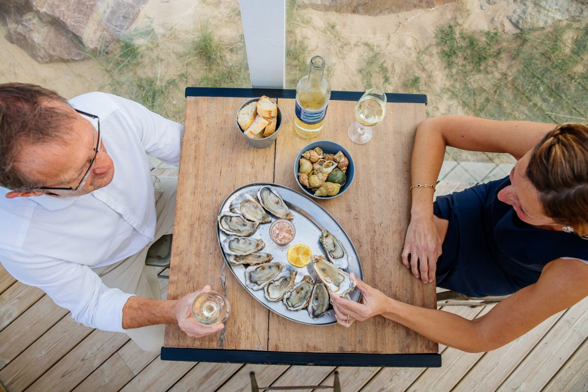 Dégustation de fruits de mer à la plage