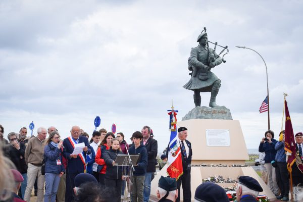 Commémorations au pied de la Statue de Bill Millin à Colleville-Montgomery - @Caen la mer Tourisme / A.JONET