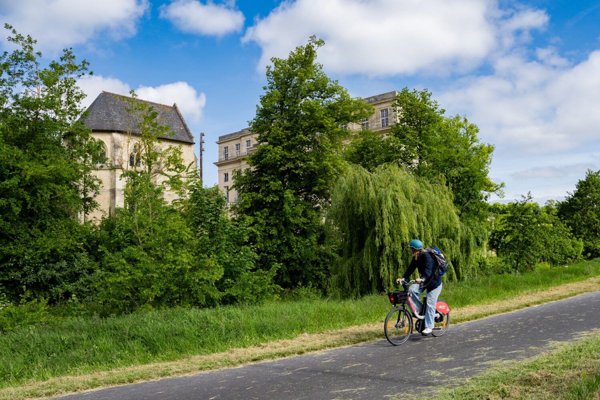 Balade en vélo sur la voie verte le long du canal
