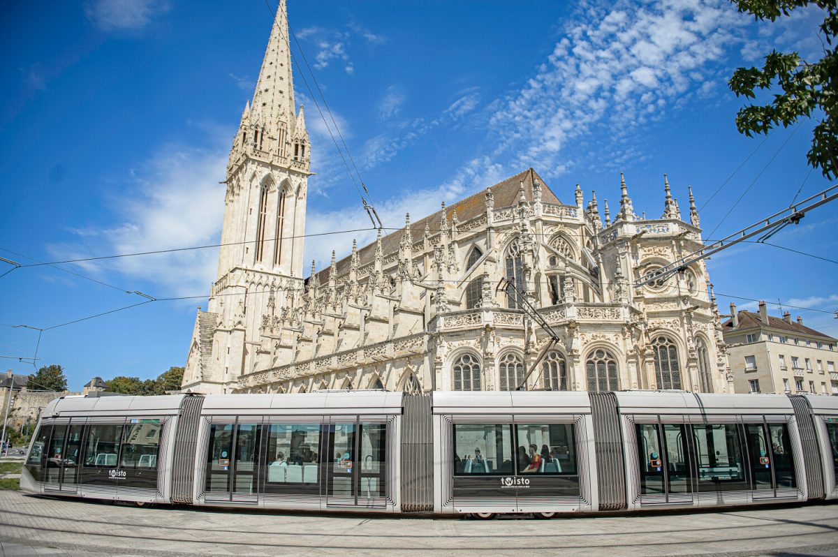 Tramway devant l'Eglise St Pierre de Caen