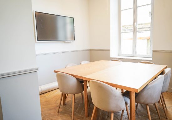 Salle de réunion avec écran tactile