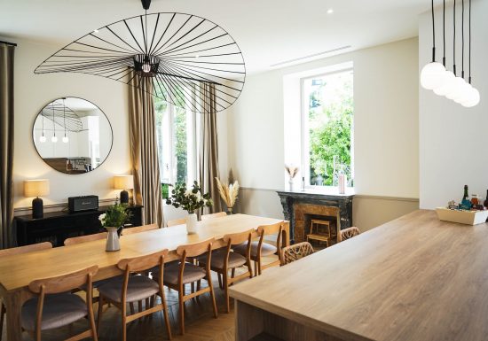 Vue sur la salle à manger depuis la cuisine