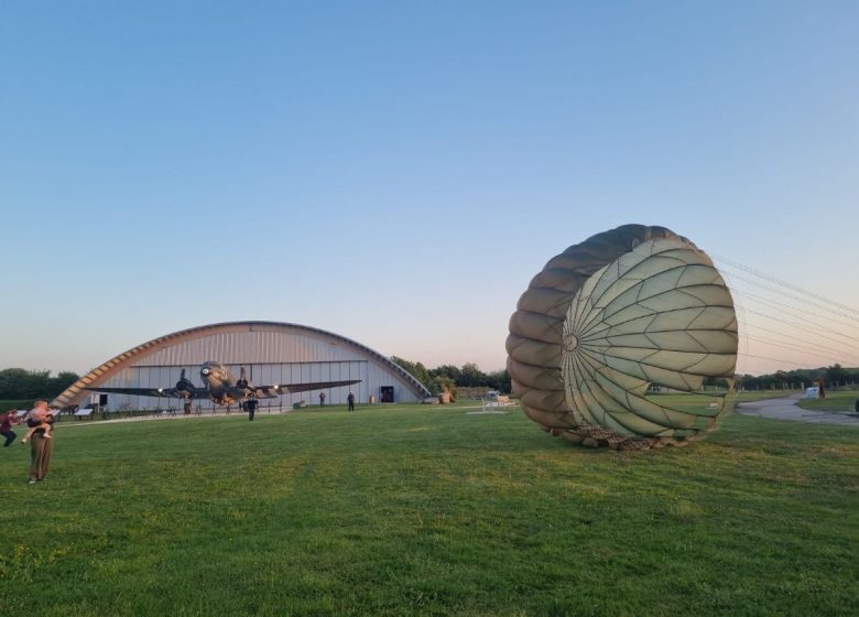 ANIMATION AVEC UN PARACHUTE- MUSÉE DE LA BATTERIE DE MERVILLE 14