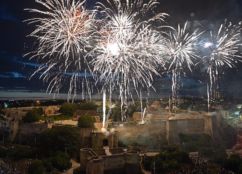 Vue du Château de Caen avec feu d'artifice