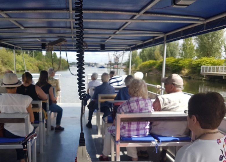 Passagers sur le Bateau La Presqu'île sur le canal au départ de Caen en Normandie