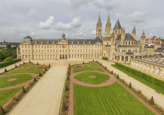 Photo_aerienne_de_l_hotel_de_ville_et_de_l_abbaye_aux_Hommes