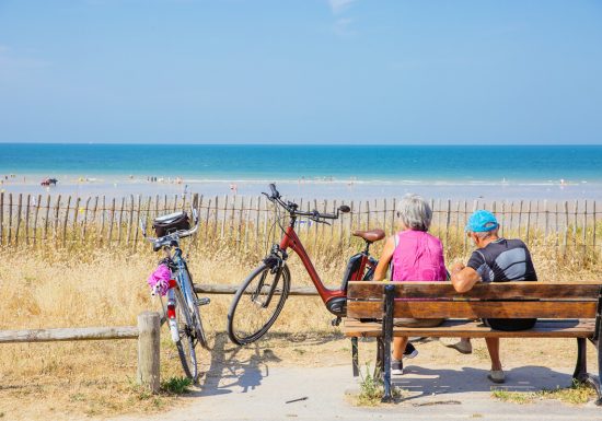 295414-Balade_a_velo_en_bord_de_mer-Caen_la_mer_Tourisme___Les_Conteurs_(Droits_reserves_OTC)-1200px