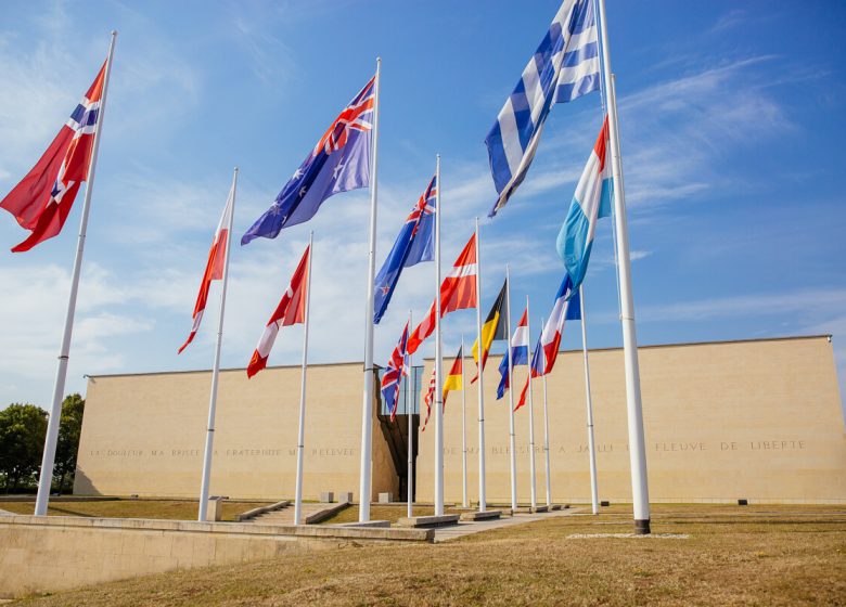 295468-Facade_du_Memorial_de_Caen-Caen_la_mer_Tourisme___Les_Conteurs_(Droits_reserves_OTC)-1200px