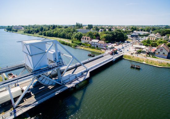 Pegasus-Bridge-vu-du-ciel-Caen-la-mer-Tourisme—Les-Conteurs