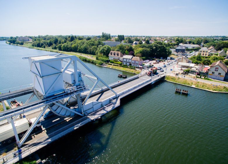 Pegasus-Bridge-vu-du-ciel-Caen-la-mer-Tourisme—Les-Conteurs