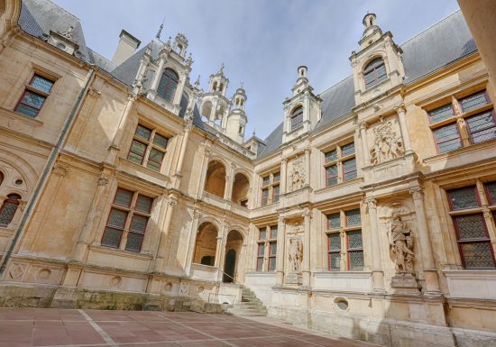 46443-Caen__cour_interieure_de_l_Hotel_d_Escoville-Caen_la_mer_Tourisme___Pauline___Mehdi_-_Photographie-1500px