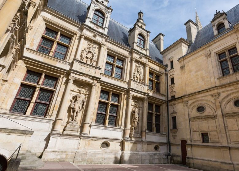 46446-Caen__cour_interieure_de_l_Hotel_d_Escoville-Caen_la_mer_Tourisme
