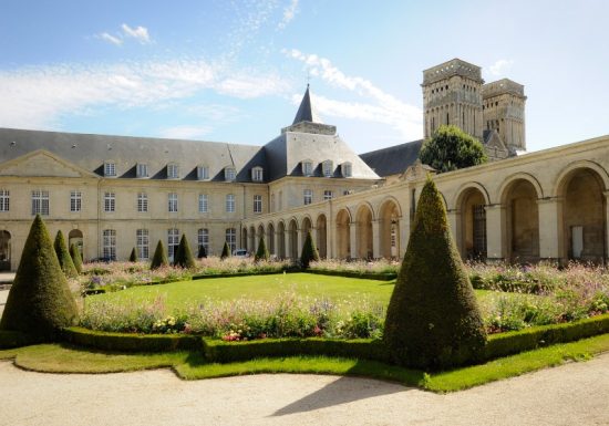 46777-Caen__abbaye_aux_Dames__cour_d_honneur-Region_Normandie
