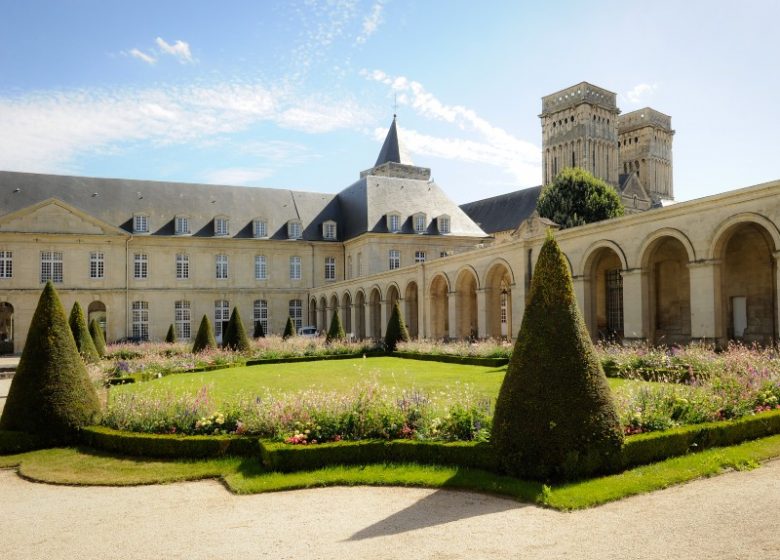 46777-Caen__abbaye_aux_Dames__cour_d_honneur-Region_Normandie