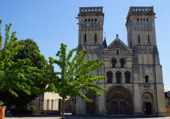 46848-Caen__abbaye_aux_Dames__parvis_de_l_eglise_Saint-Gilles-Caen_la_mer_Tourisme___Melanie_MAIGNAN