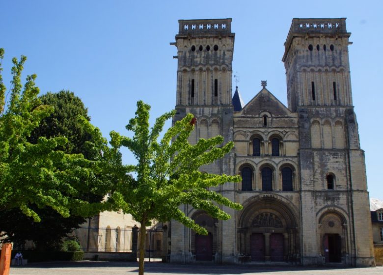 46848-Caen__abbaye_aux_Dames__parvis_de_l_eglise_Saint-Gilles-Caen_la_mer_Tourisme___Melanie_MAIGNAN