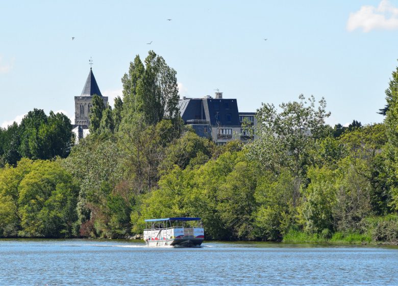 Passagers sur le Bateau La Presqu'île sur le canal au départ de Caen en Normandie