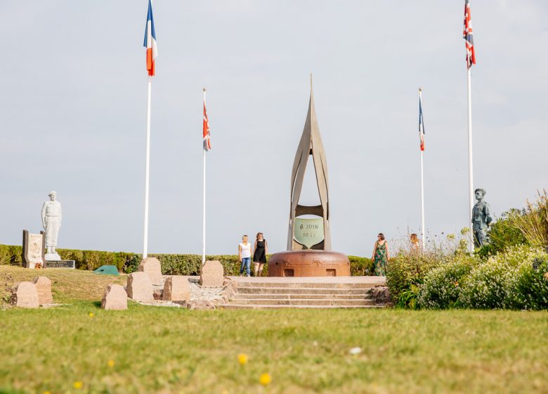 522740-Monument_la_Flamme_a_Ouistreham-Caen_la_mer_Tourisme___Les_Conteurs_(Droits_reserves_OTC)-1200px