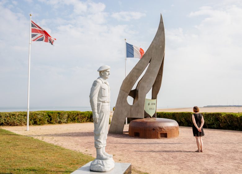 522756-Ouistreham__Monument_de_la_Flamme_et_statue_du_commandant_francais_Philippe_Kieffer-Caen_la_mer_Tourisme___Les_Conteurs_(Droits_reserves_Office_de_Tourisme___des_Congres)