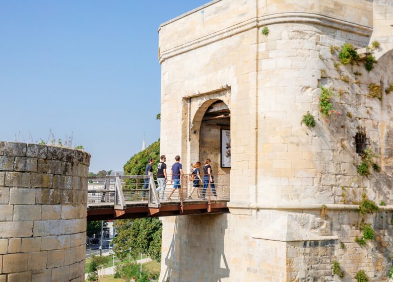 522824-Chateau_de_Caen__porte_Saint-Pierre-Caen_la_mer_Tourisme___Les_Conteurs_(Droits_reserves_OTC)-1200px