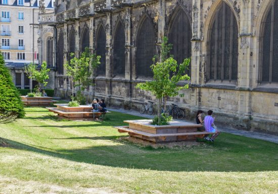 531339-Tables_de_pique-nique_devant_l_eglise_Saint-Pierre_a_Caen-Caen_la_mer_Tourisme___Alix_JONET-1200px