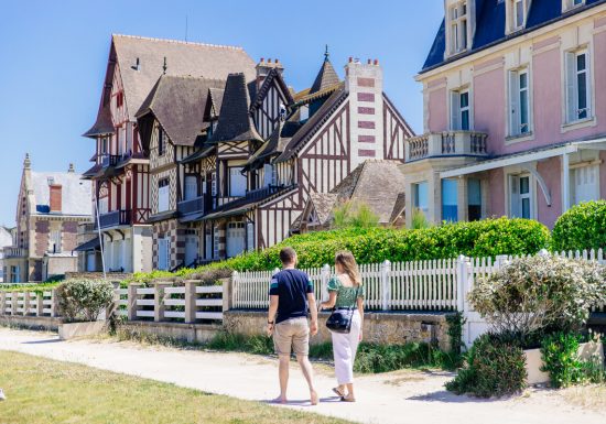 Les_villas_du_bord_de_mer-Caen_la_mer_Tourisme___Les_Conteurs_(Droits_reserves_Office_de_Tourisme___des_Congres)-1200px